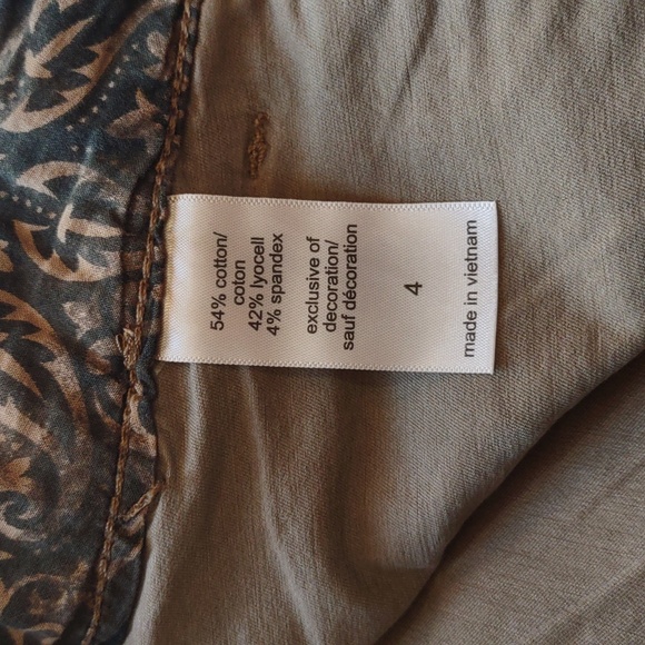 Khaki/Tan Shorts With Belt - Picture 4 of 7